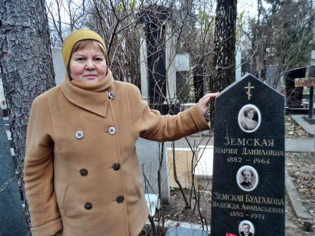 17 Валентина Дименко у могилы сестры М.А. Булгакова Н.А. Земской (Булгаковой)
