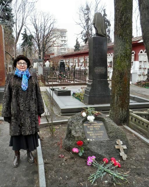 4 Н.В. Шапошникова, москвовед, внучка из семьи друзей М.А. Булгакова Бориса Валентиновича и Наталии Казимировны Шапошниковых, близко знавшая вторую жену писателя Л.Е. Белозерскую, у могилы М.А. Булгакова