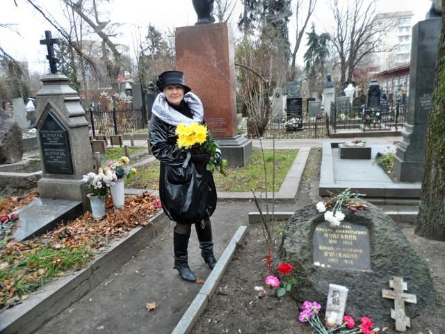 9 И.Я. Горпенко-Мягкова, хранитель архива булгаковеда Б.С. Мягкова, сотрудник Культурно-просветительского центра «Булгаковский Дом», у могилы М.А. Булгакова