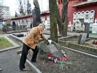 3 Валентина Дименко, президент Благотворительного фонда им. М.А. Булгакова, основатель Государственного музея М.А. Булгакова в Москве (№514-РП от 26 марта 2007 г.), у могилы М.А. Булгакова