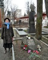 4 Н.В. Шапошникова, москвовед, внучка из семьи друзей М.А. Булгакова Бориса Валентиновича и Наталии Казимировны Шапошниковых, близко знавшая вторую жену писателя Л.Е. Белозерскую, у могилы М.А. Булгакова