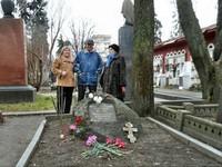5 В.Ф. Дименко, Г.С. Файман, Н.В. Шапошникова у могилы М.А. Булгакова