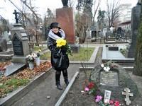 9 И.Я. Горпенко-Мягкова, хранитель архива булгаковеда Б.С. Мягкова, сотрудник Культурно-просветительского центра «Булгаковский Дом», у могилы М.А. Булгакова