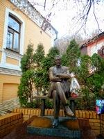 1 (5) Памятник М.А. Булгакову, расположенный во дворе музея